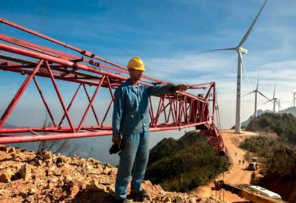 價值百萬風力發電葉片,被河南村民當蹺蹺板:一片上站20多人