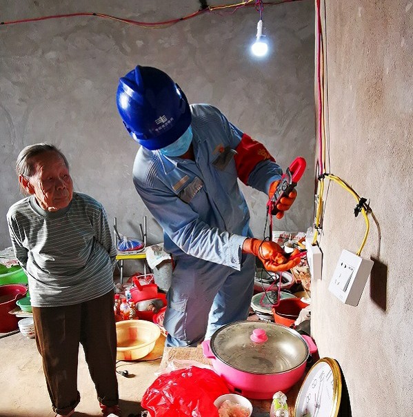 南方電網廣西柳州鹿寨供電局:傾情服務 保障五保戶用好電