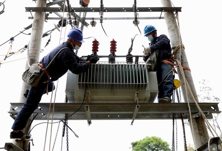 國網福安市供電公司:更換老舊綜配箱 保障漁民新村穩定用電