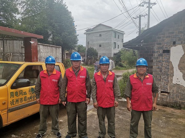 國網樂安縣供電公司:陽臺距電線安全距離不足 黨員服務隊上門服務除隱患