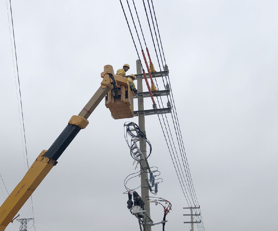 廣西貴港供電局帶電作業助力貴港市蘇灣大橋及接線工程開工建設