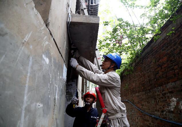 “倔老頭”變成“乖寶寶”了