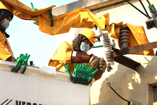 國網(wǎng)山東壽光供電:寒冷冬日帶電消缺 鄉(xiāng)村用電穩(wěn)定可靠