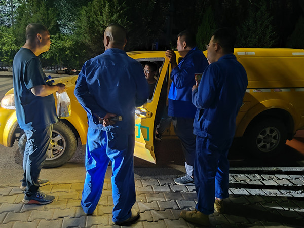 烏海市千里山供電公司千鋼供電所黑夜中的孤勇者，背抵黑暗守護光明