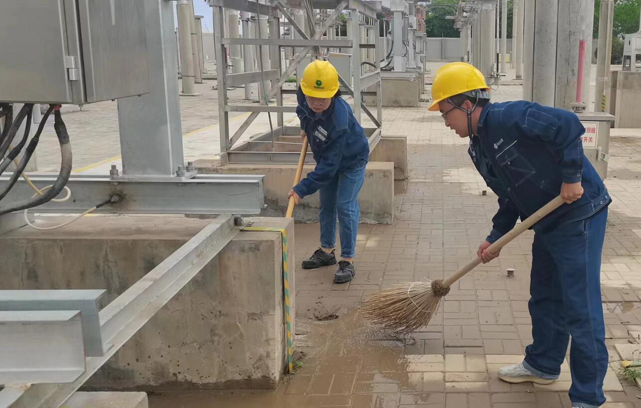 戈壁有雨，阿電人全力出擊保供電