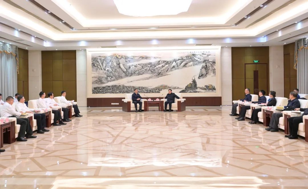 國(guó)家電網(wǎng)公司董事長(zhǎng)、黨組書辛保安與四川省委書記王曉暉會(huì)談