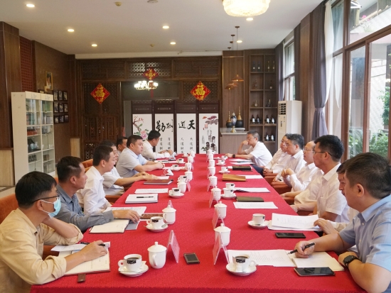 中國電建黨委常委、副總經理徐鵬程與海南萬寧市委書記蓋文啟、市長王三防座談
