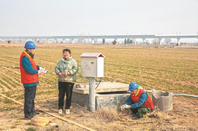 山東省梁山縣：黃河灘區上，井在地頭，電到井口