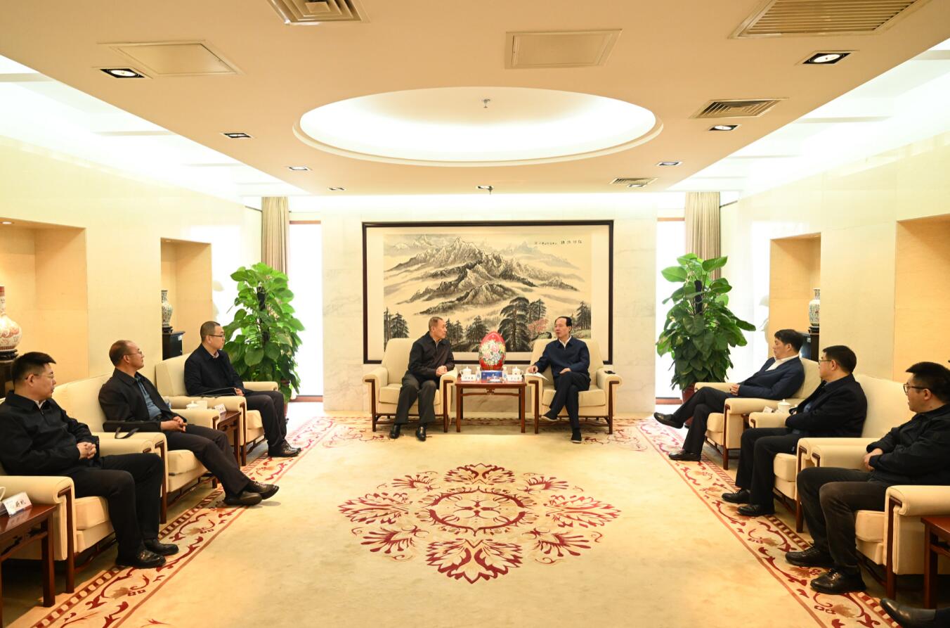 中國(guó)電建黨委書記、董事長(zhǎng)丁焰章會(huì)見(jiàn)內(nèi)蒙古能源集團(tuán)黨委書記、董事長(zhǎng)何雨春