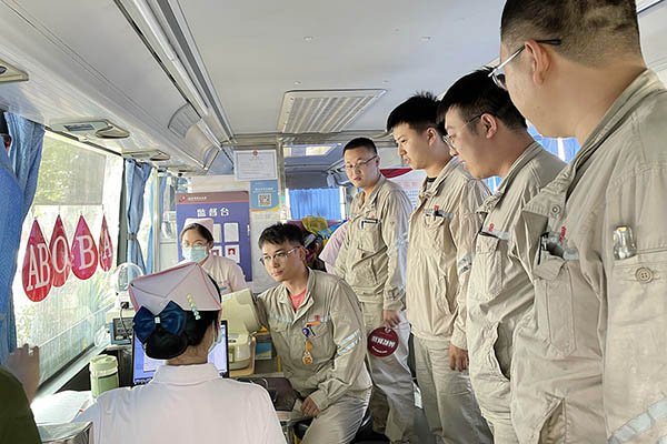 臨汾熱電公司組織“熱血與大愛(ài)同流，真情與奉獻(xiàn)同行”無(wú)償獻(xiàn)血活動(dòng)