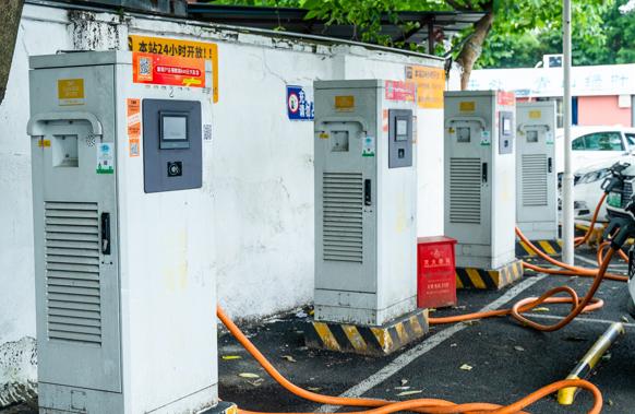新能源汽車日漸增多，充電樁使用亂象如何管?