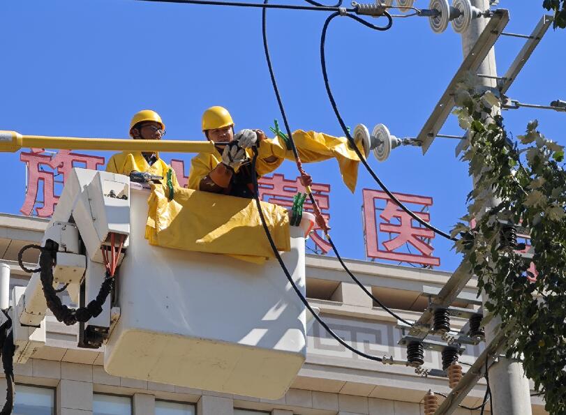 阿拉善供電公司迎夏峰帶電消缺，保醫(yī)電“汗”衛(wèi)民生
