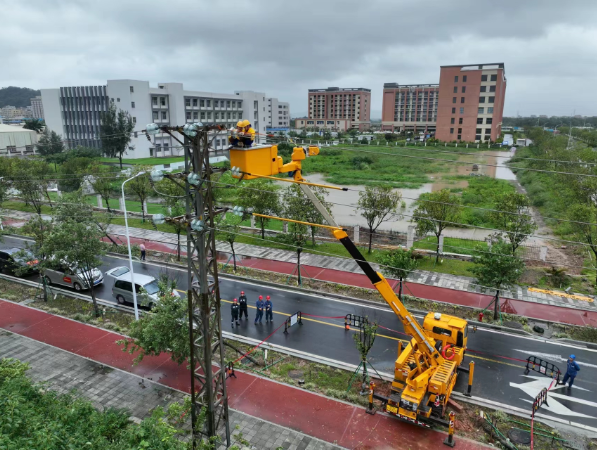 南方電網鏖戰“蘇拉” 廣東受影響用戶全面復電