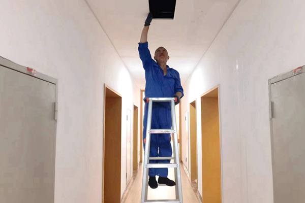 圖為物業人員利用節假日對值班宿舍電纜廊道、空調管道進行檢查和維護