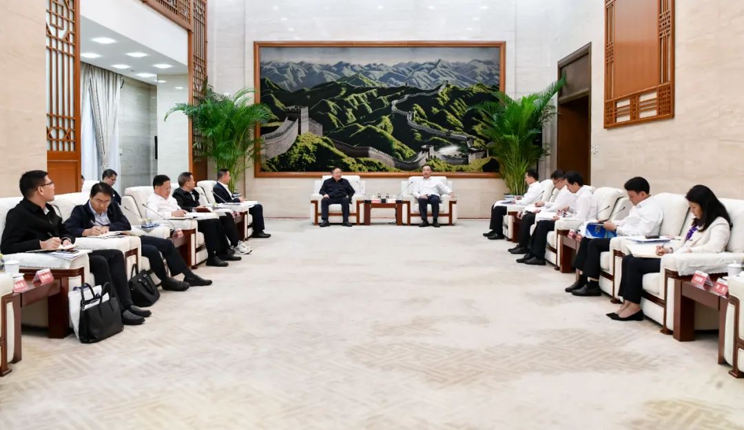 大唐集團有限公司黨組書記、董事長鄒磊與廣西壯族自治區國資委黨委書記秦如培會談
