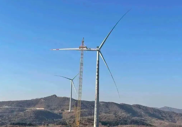 中石化起運公司營口風電項目首臺混塔圓滿吊裝！