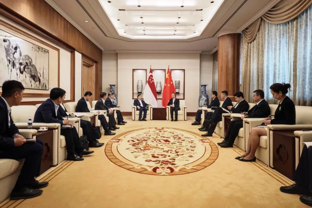 中國能建黨委書記、董事長宋海良與中國駐新加坡大使館臨時(shí)代辦朱憬會(huì)談