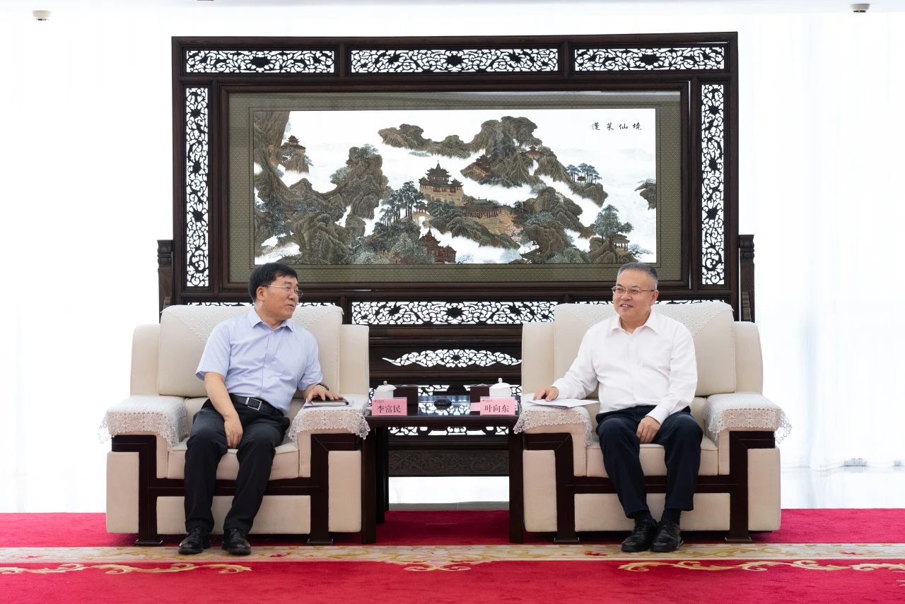 華電集團黨組副書記、總經理葉向東與三峽集團黨組副書記、總經理李富民舉行會談