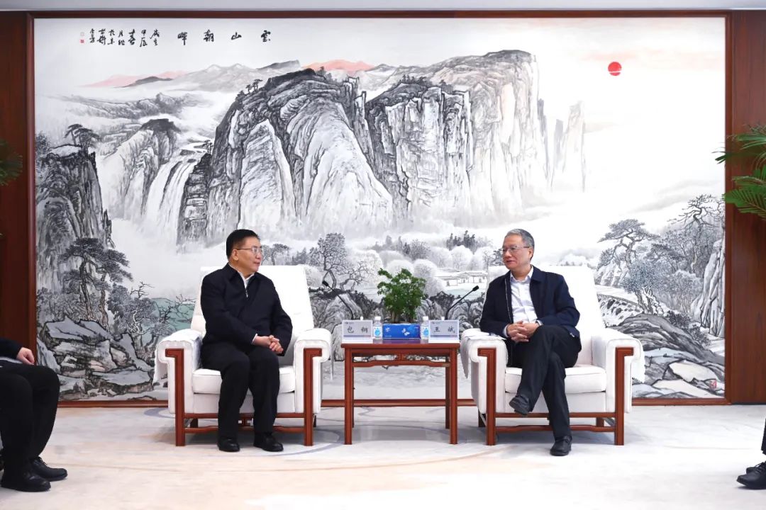 中國電建黨委副書記、總經(jīng)理王斌與內(nèi)蒙古自治區(qū)黨委常委、呼和浩特市委書記包鋼會談