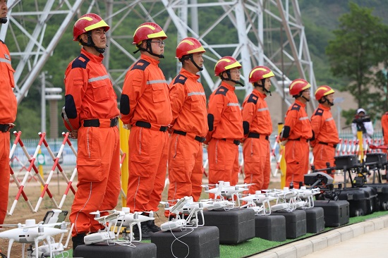國網天水供電公司無人機班組里的 “老兵飛手” 用堅守續寫軍人本色